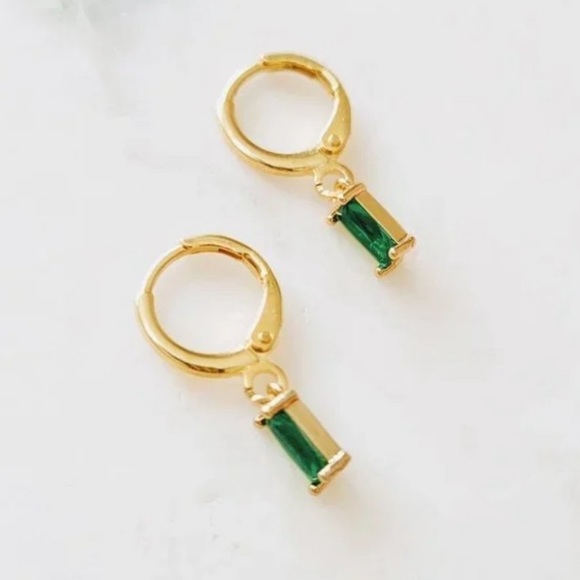 Last pair🤩 Gold Tone Green Rhinestone Earrings - Picture 2 of 3